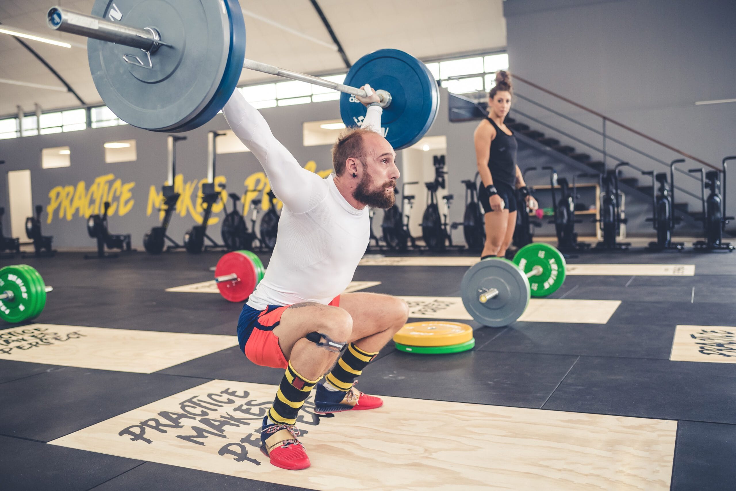 Raw Powerlifting vs Equipped: Complete Training Guide 3 Raw-Powerlifting-vs-Equipped