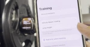 Smart Zero 和 Apple Watch VBT 更新 iPhone 控制着安装在横杆上的 Apple Watch,用于进行 Spleeft VBT 测量。.