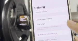 Aggiornamento su Smart Zero e Apple Watch VBT iPhone che controlla un Apple Watch montato su una barra per una misurazione Spleeft VBT.