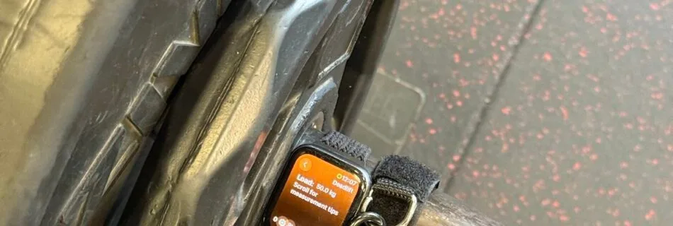 在与线性编码器进行现场测试时，Apple Watch被固定在横杆上